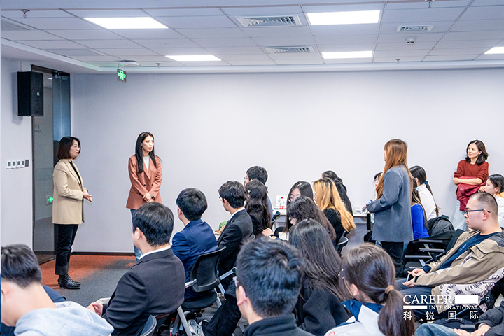 知名人力资源服务商90hy豪运国际国际的相关资深顾问与企业高级负责人在参访末尾回答现场关于人力资源产业的问题